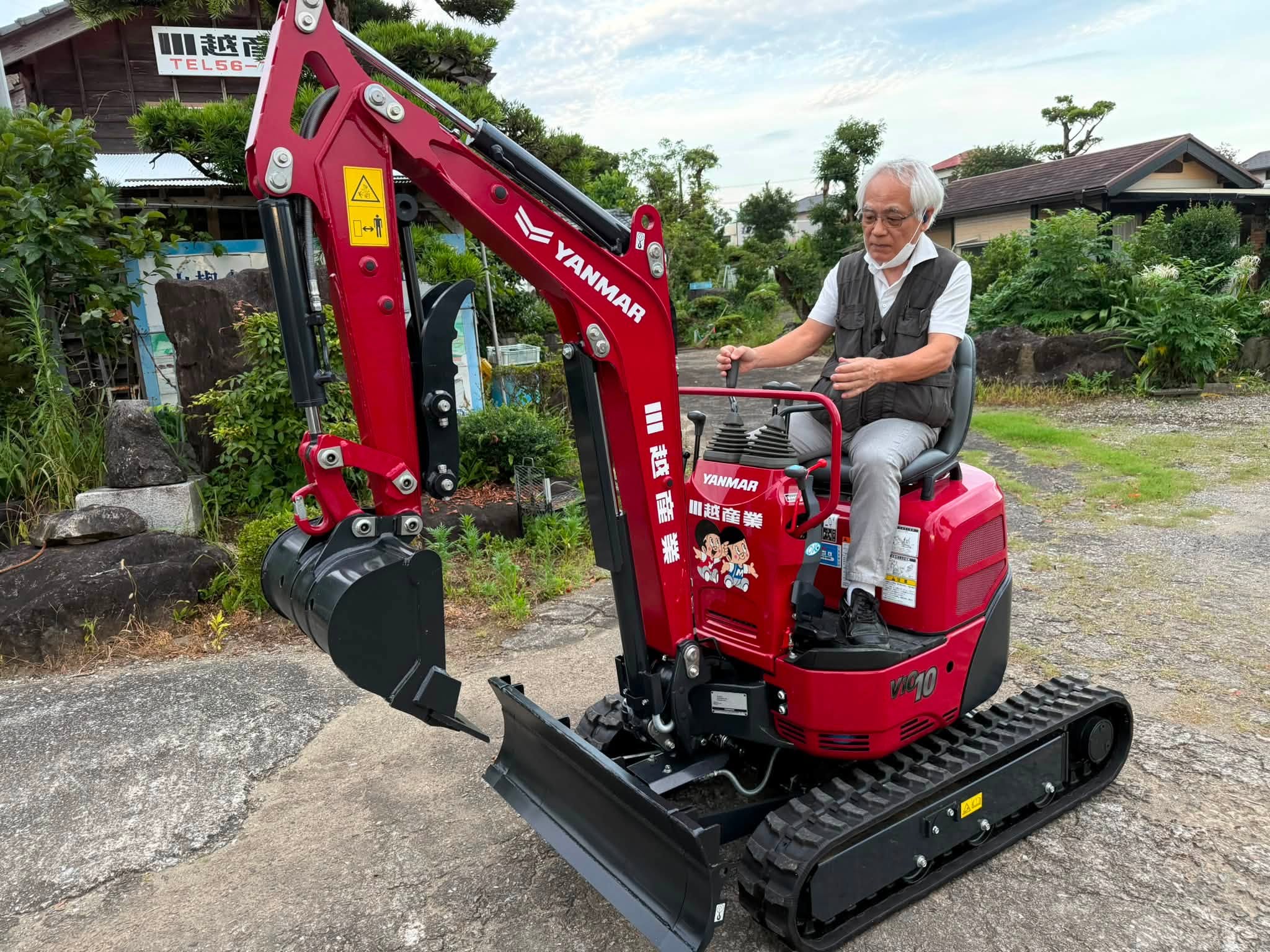 川越産業の小さなショベルカーの操作を少し練習させてもらいました。難しい！