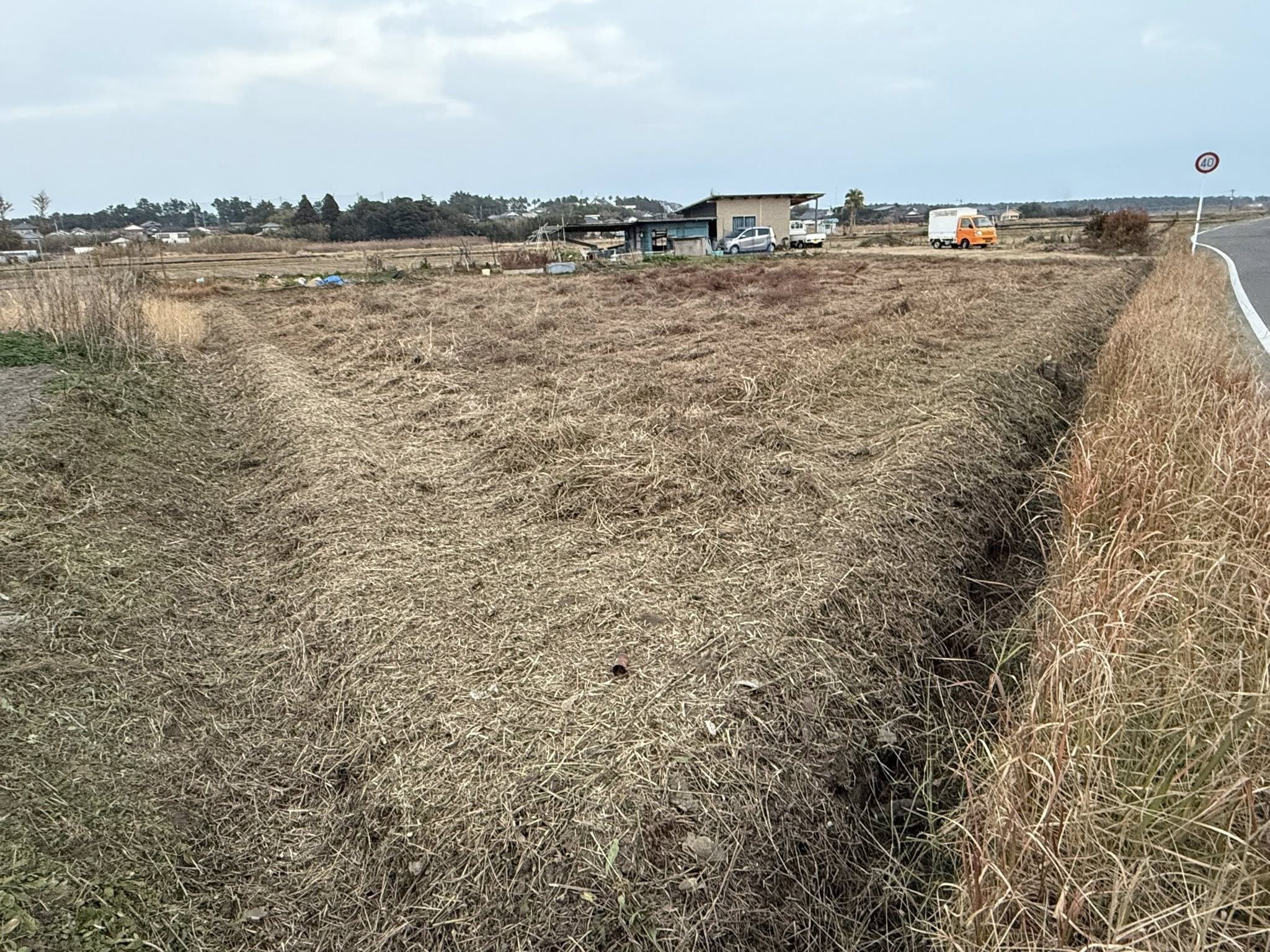 亡くなられた農家の方の田んぼの草を払いました。